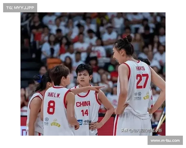 北京大学女篮友谊赛关键时刻倒地，中美球员互扶彰显体育精神